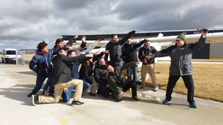 25 pilotos de drones certificados